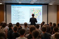 Nutricionista explicando un gráfico en una charla